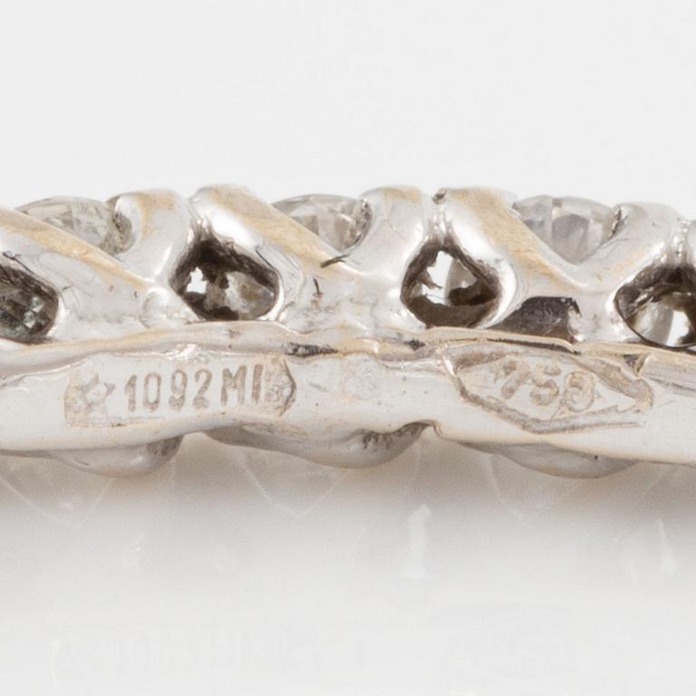 Rings, three pieces, set with brilliant-cut diamonds.