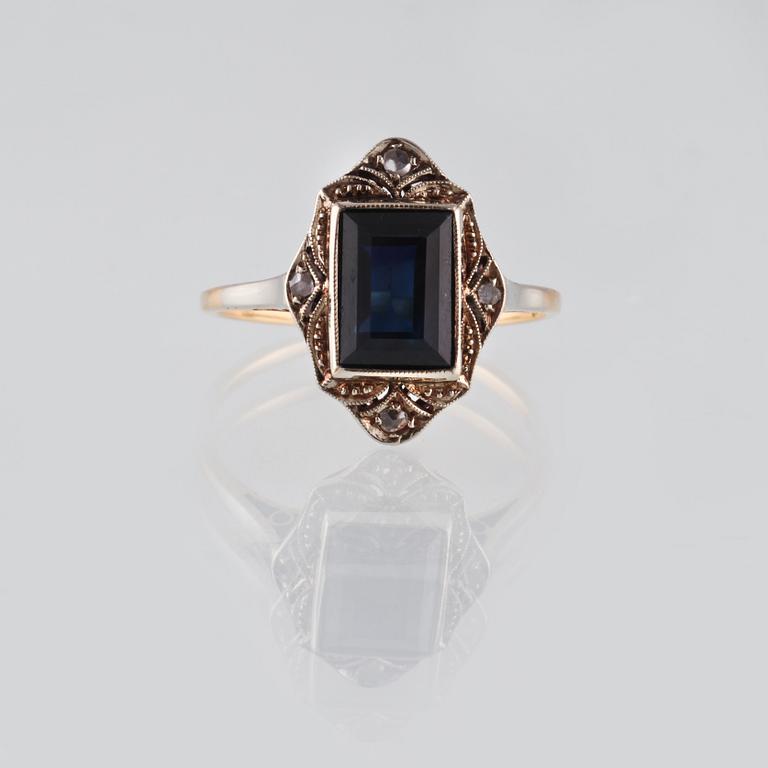 RING, 18K guld med 4 fasettslipade diamanter samt blå safir, importstämplad. Vikt 3,4 gram.