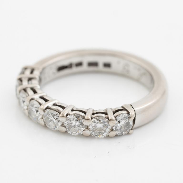 Ring, alliansring, 18K vitguld med briljantslipade diamanter.