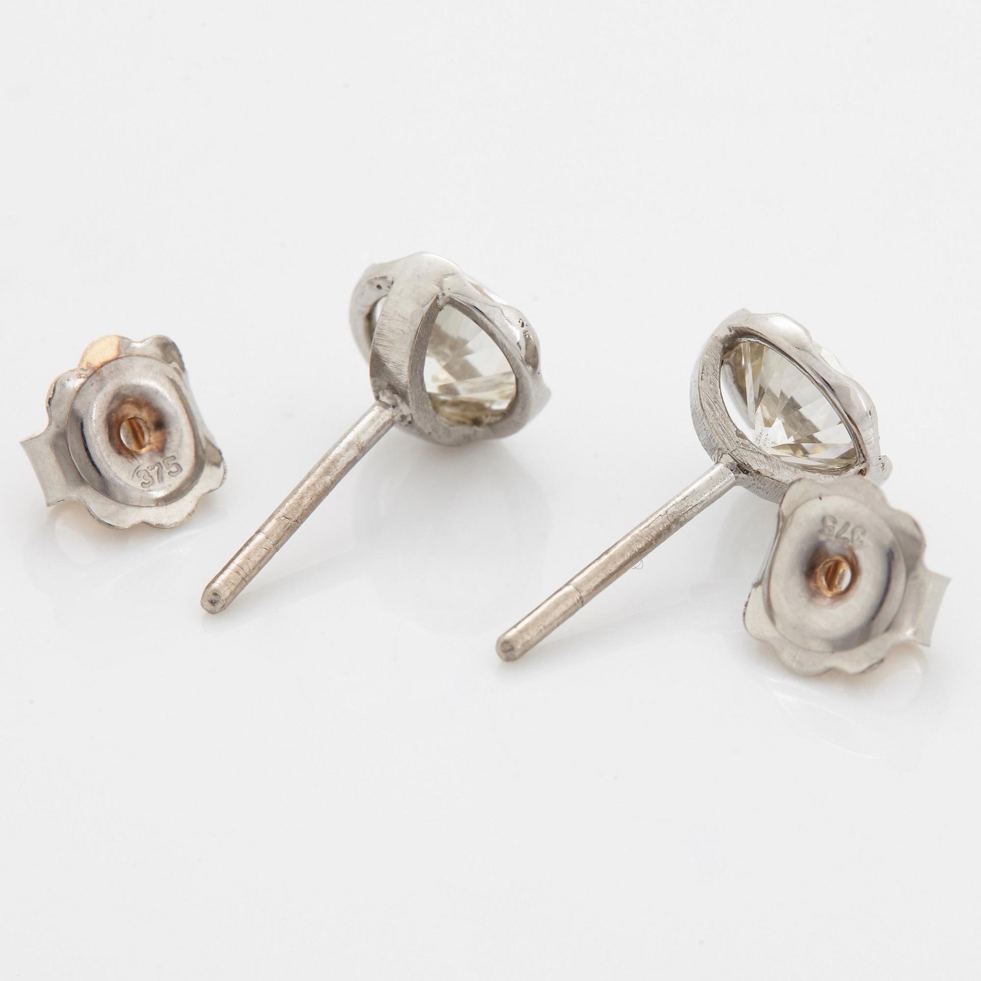 Ett par örhängen 18K vitguld med runda briljantslipade diamanter.