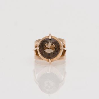 RING, rökkvarts, 14K guld, Reino Valkeinen Helsingfors. Vikt 3,5 g.