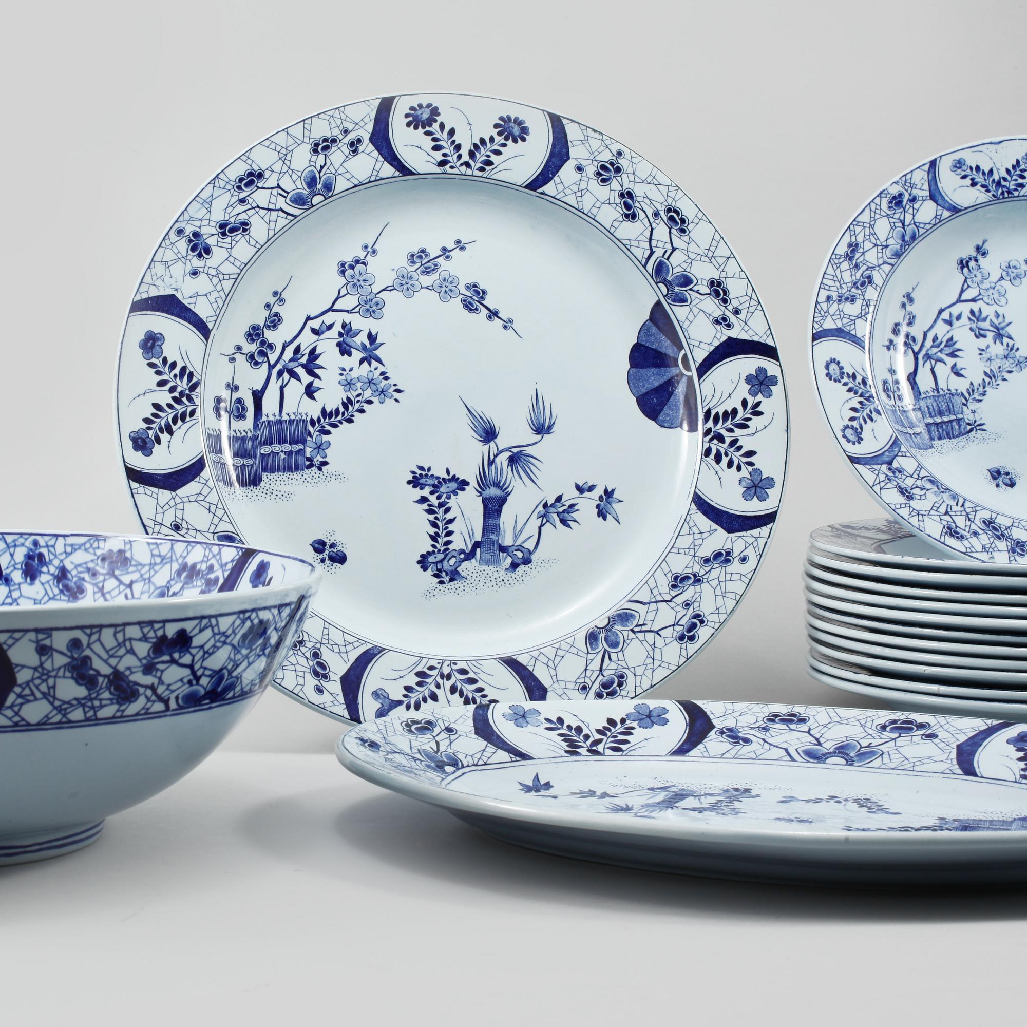 SERVISDELAR, 16 st, fajans, "Japon", Creil Montereau, Frankrike, omkring sekelskiftet 1900.