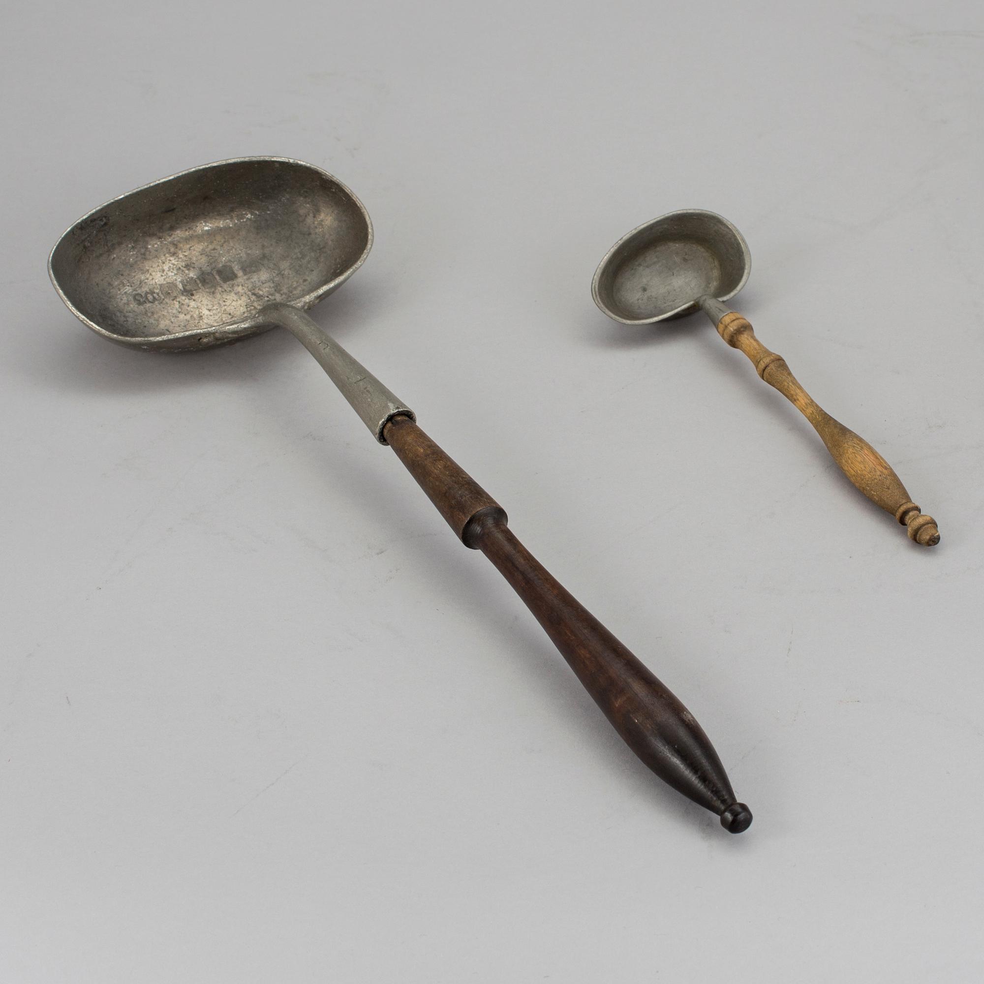 SLEVAR, 2 stycken, tenn, bland annat Nils Eric Justelius, Eksjö, 1821.