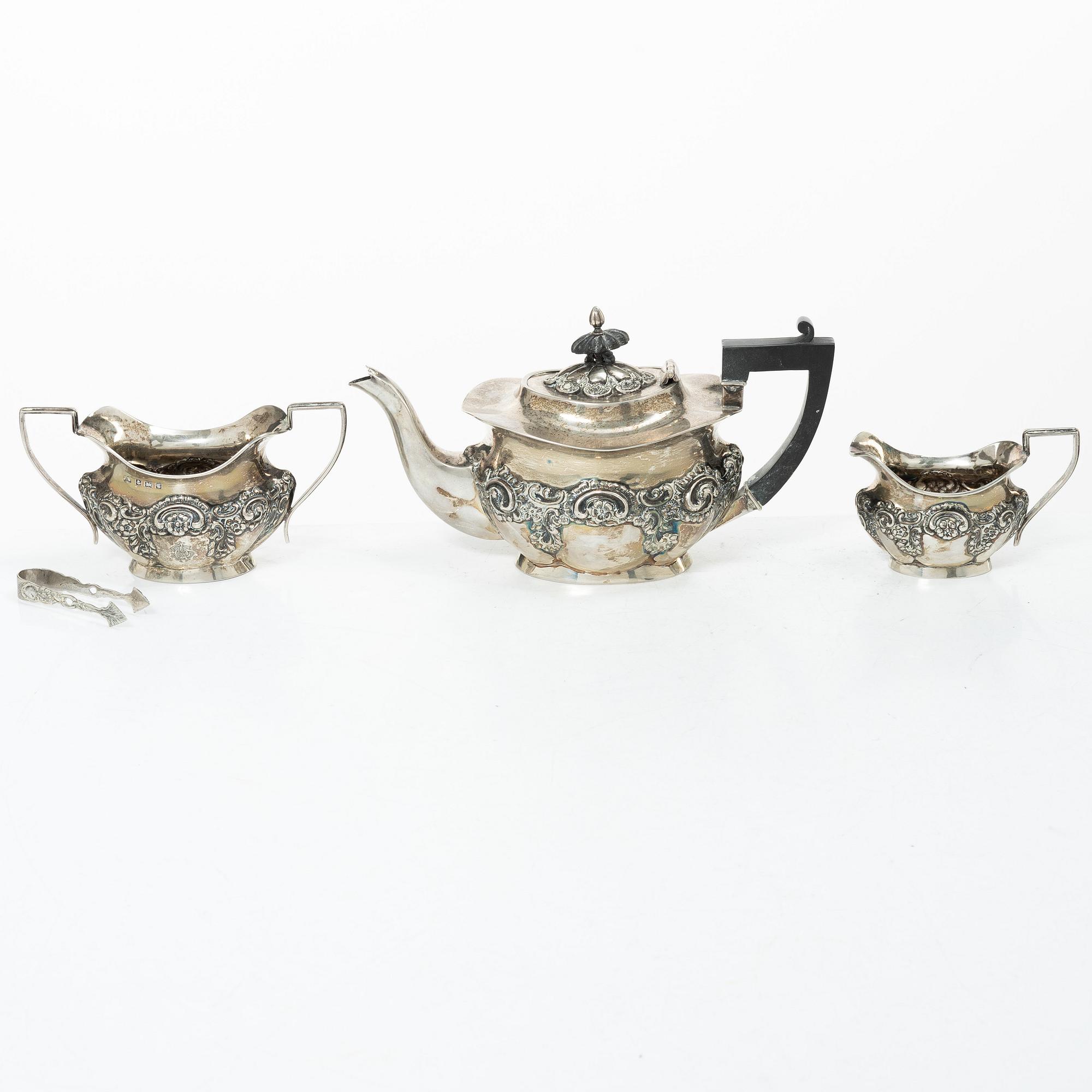 An English silver tea pot, sugar bowl and cream jug, Birmingham,  1904–1906.
