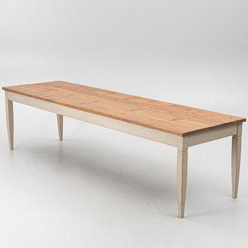 Matbord, samtida tillverkning.