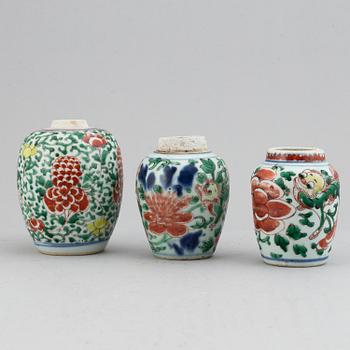 Three wucai Transitional jars, 17th century.