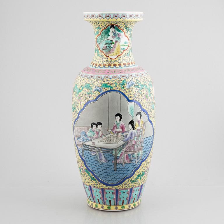A Chinese porcelain vase, second half of te 20th century.