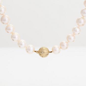 A cultured pearl necklace, clasp in 14K gold with diamonds ca 0.12 ct in total.