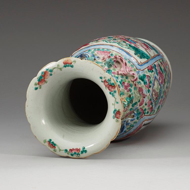 A famille rose vase, Qing dynasty, late 19th century.