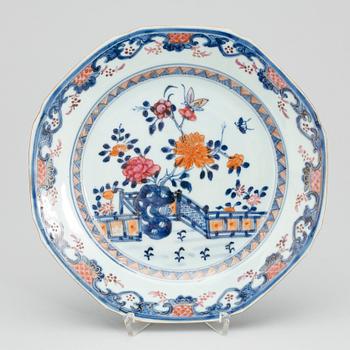 TALLRIKAR, 11 st,  Kina, mestadels Qianlong (1736-95).