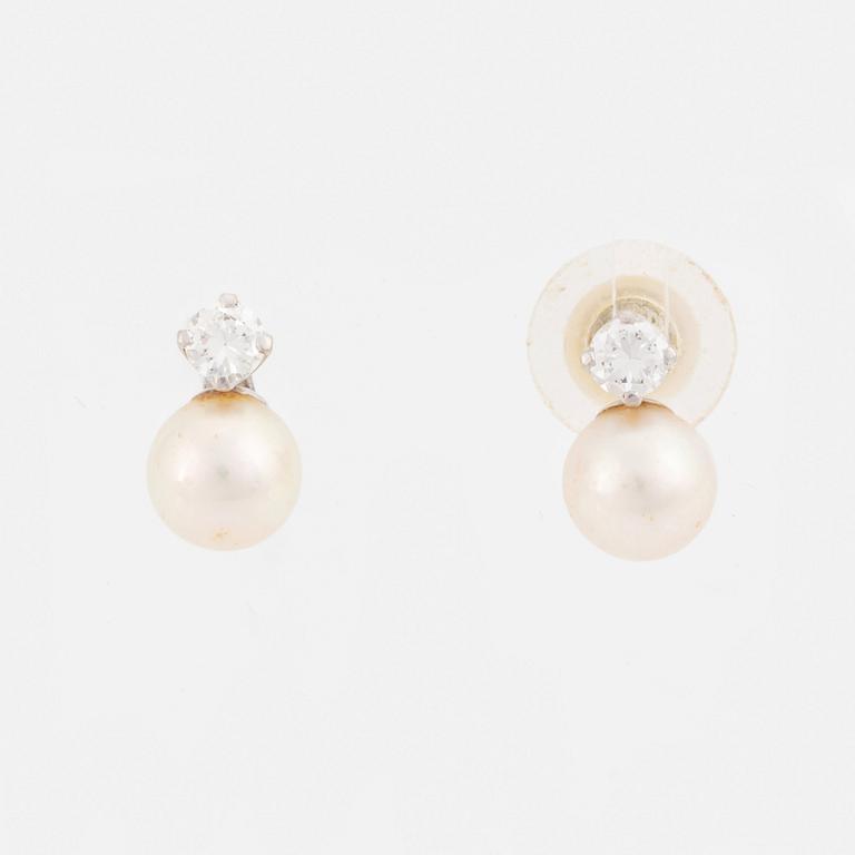 A pair of 18K white gold earrings set with round brilliant-cut diamonds with two pairs of detachable pendants.