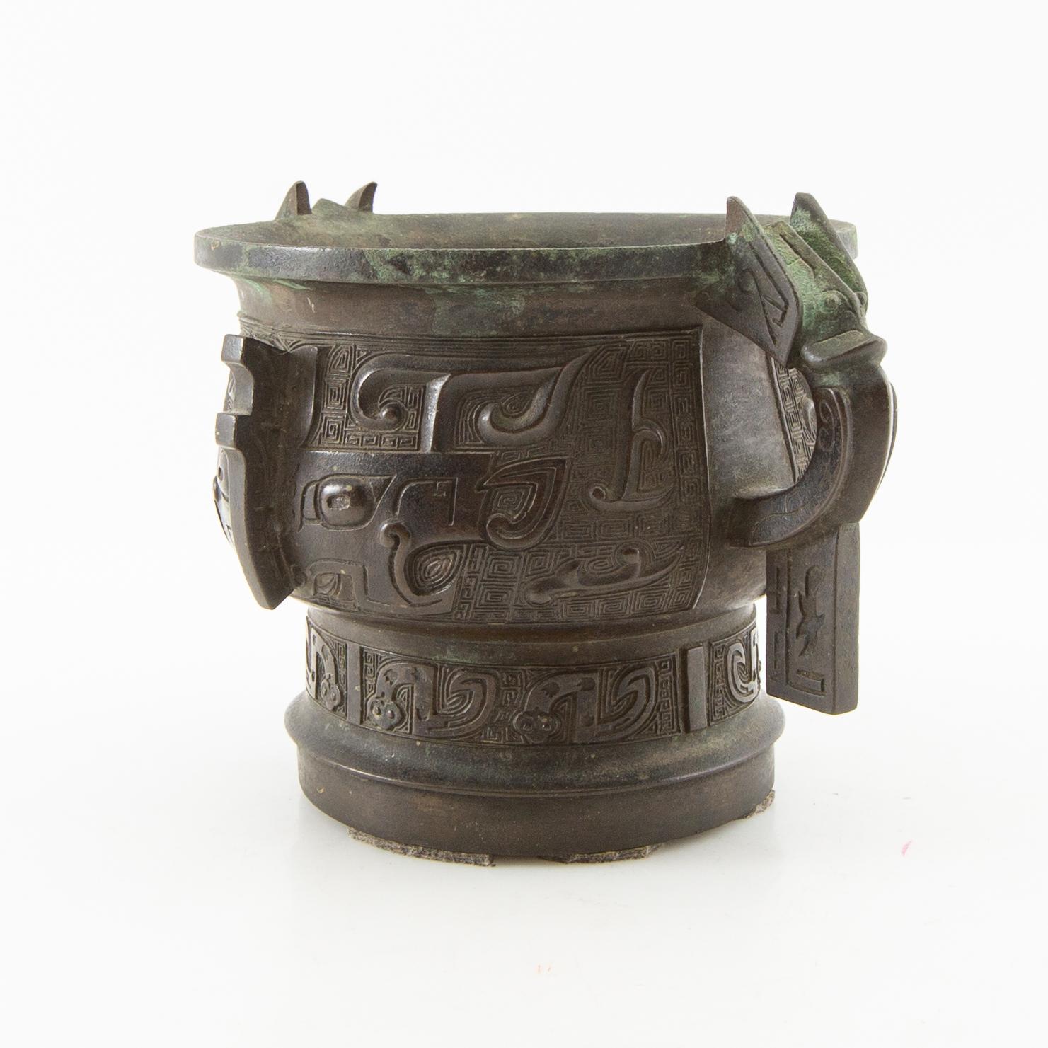 Rökelsekar, brons. Qingdynastin, 1700-/1800-tal.