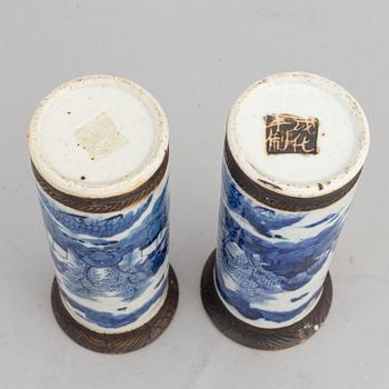 A group of Chinese blue and white porcelain vases and a bowl, 20th century.