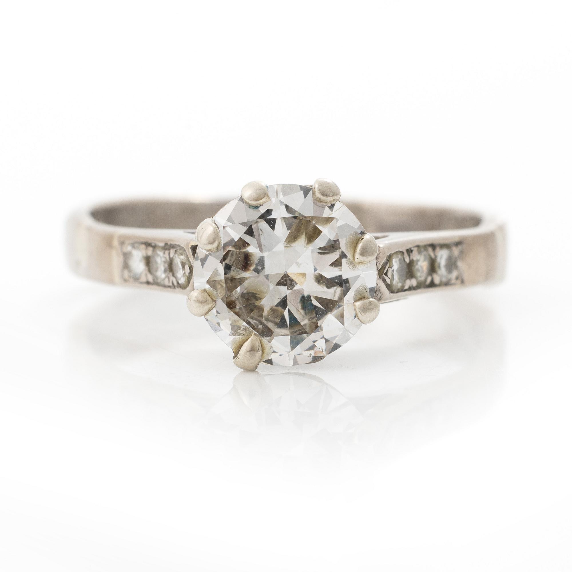 Ring in 18K white gold set with a brilliant-cut diamond.