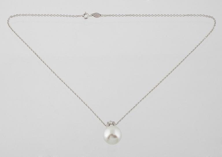 HÄNGE, 18K vitguld med briljantslipade diamanter 0.18 ct och odlad South Sea pärla. Vikt 7,1 gram.