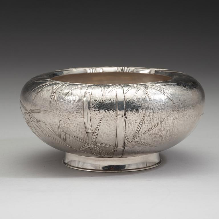 A Japanese silver bowl, early 20th Century.