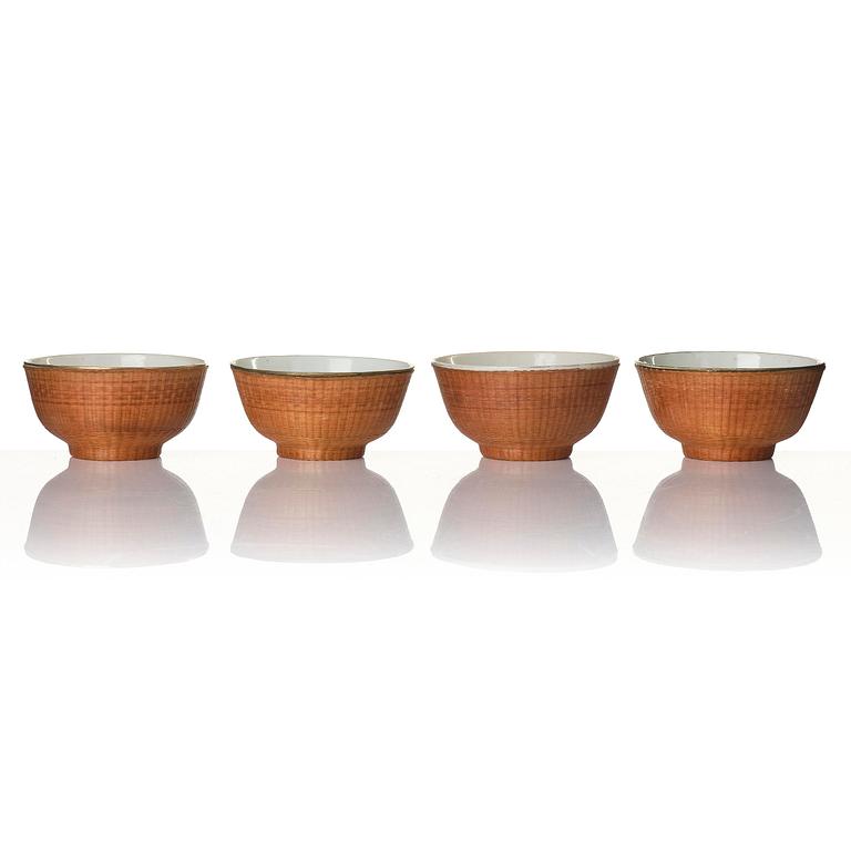 Skålar, 11 stycken porslin och korgflätning, omkring 1900.