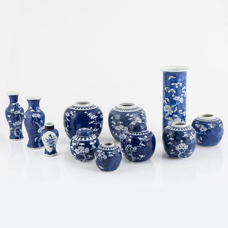 Parti vaser och bojaner, 11 delar, porslin, Kina, sen Qingdynasti.