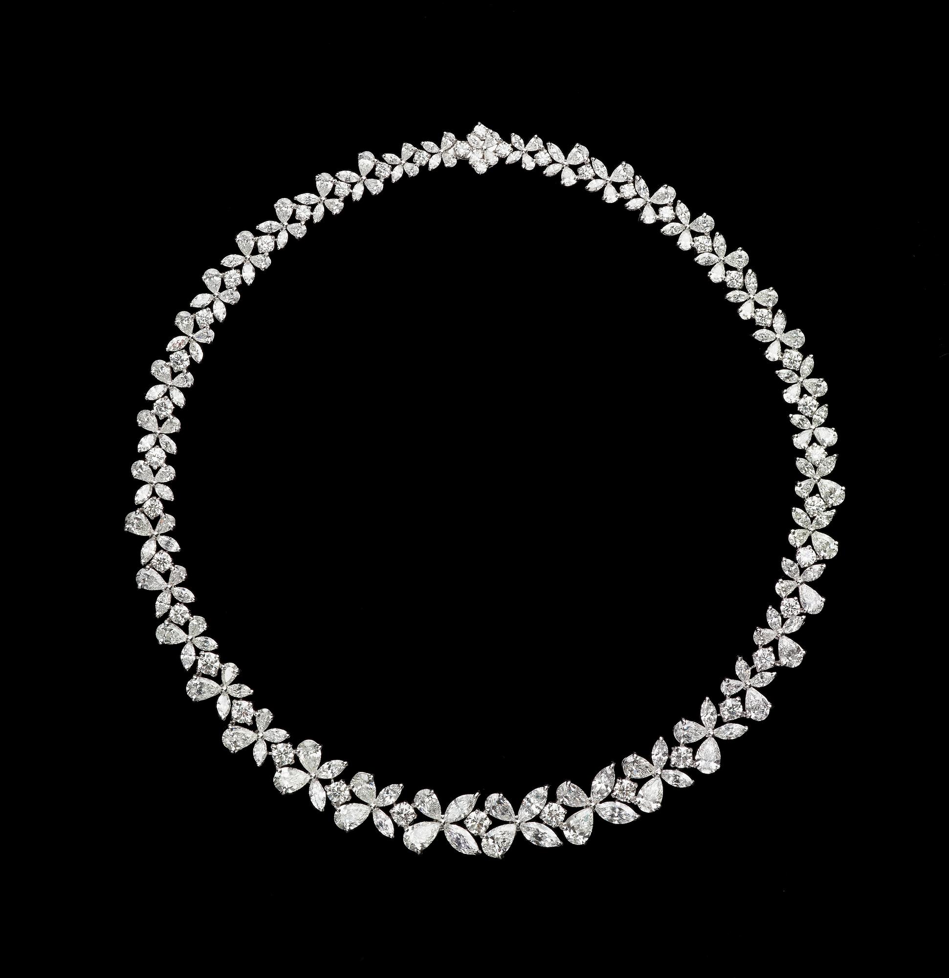 COLLIER, dropp- navette- och briljantslipade diamanter, tot. 42 ct, i magnifik komposition.
