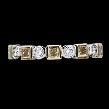 1091. RING, fancy yellow and white brilliant cut diamonds, tot. app. 0.50 cts.