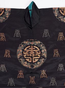 ROBE, silk. China late Qing. Height 112 cm.