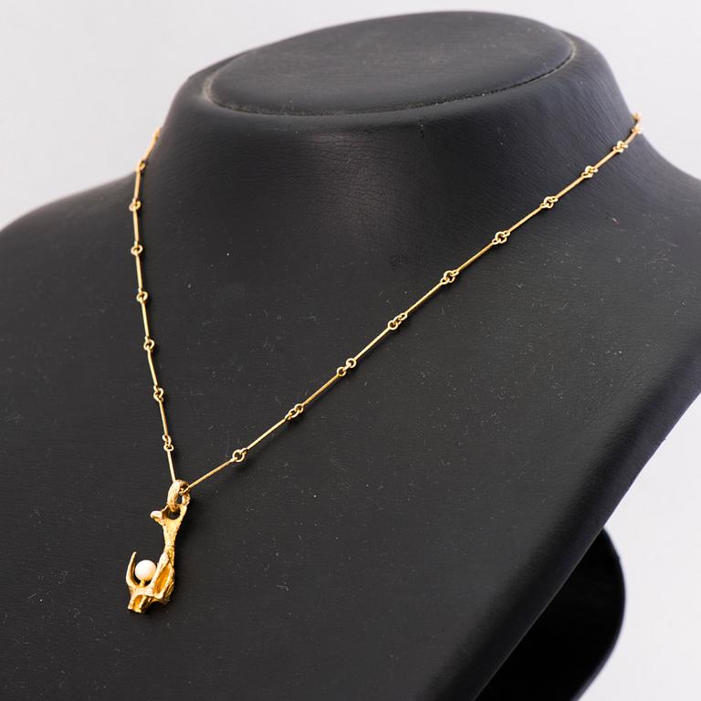 A BJÖRN WECKSTRÖM NECKLACE, 'Lähteellä', cultured pearl, 14K gold. Lapponia 1976.