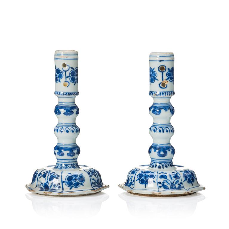A pair of blue and white candles sticks/covers, Qing dynasty, Kangxi (1662-1722).