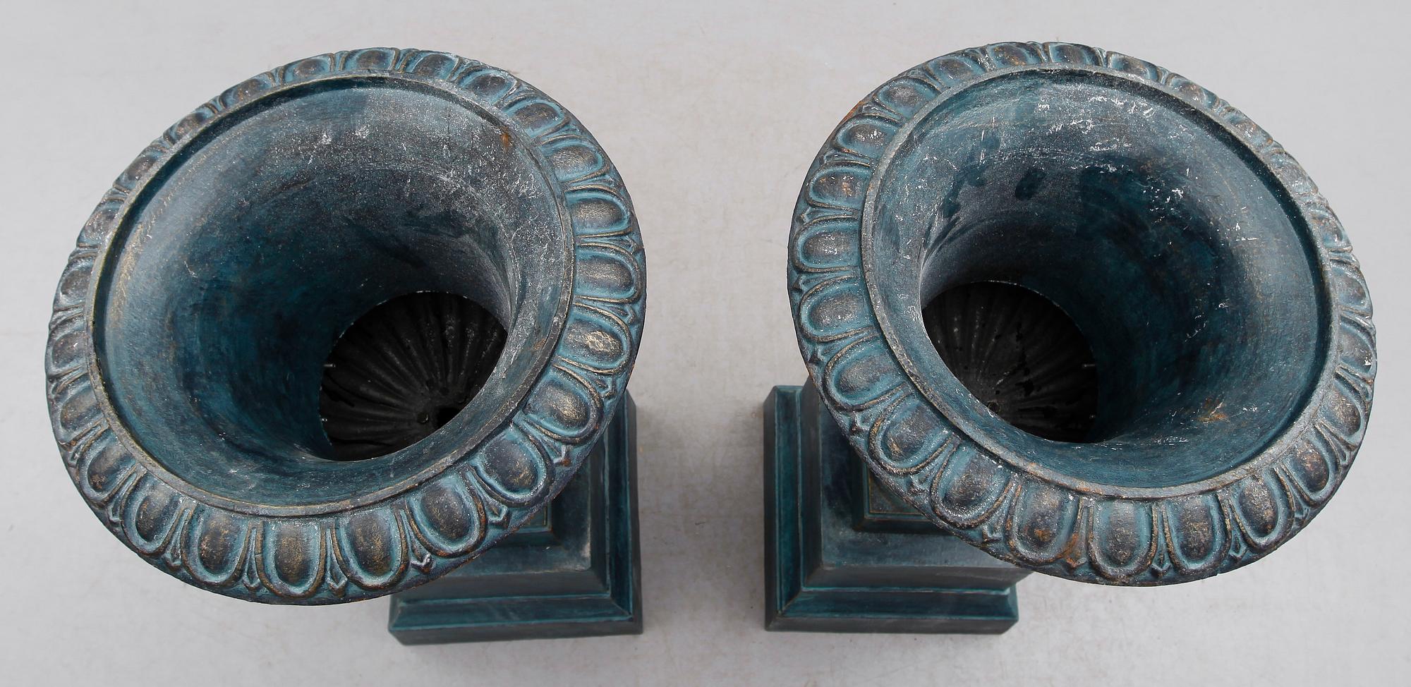 TRÄDGÅRDSURNOR PÅ PIEDESTALER, 1 par, gjutjärn, 1900-/2000-tal.