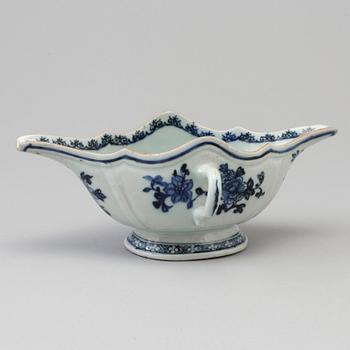 A blue and white export porcelain saucer, Qing dynasty, Qianlong (1736-95).