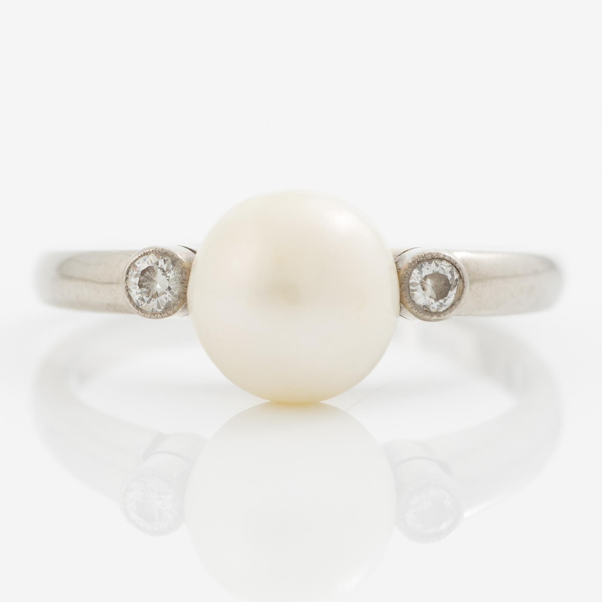 Ring 18K vitguld men en pärla och gammalslipade diamanter.