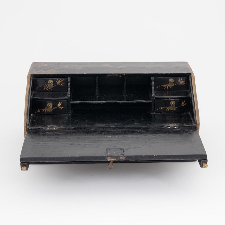 A Chinese writing casket, 19th century.