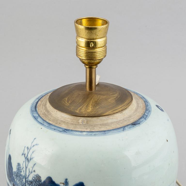 A blue and white porcelain lamp, Qing dynasty, 18th Century.