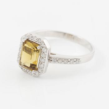 Ring 14K vitguld med turmalin och briljantslipade diamanter.