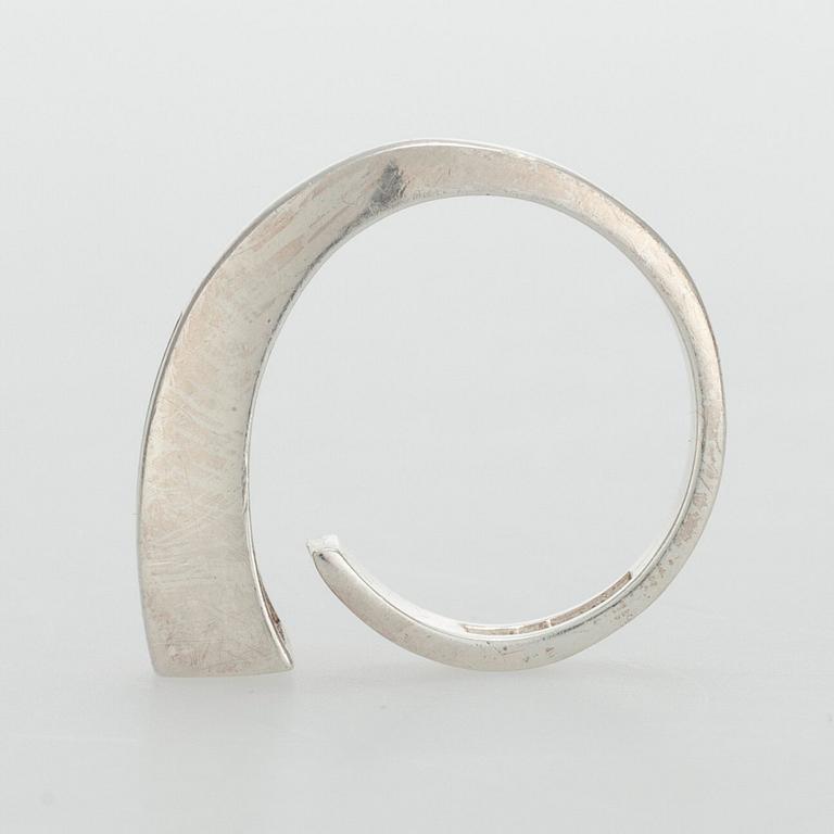 Juhani Linnovaara, A RING, sterling silver, black enamel, Lapponia 1974.