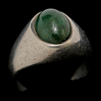 RING, sterlingsilver med cabochonslipad smaragd, 1900/2000-tal. Vikt 10 g.