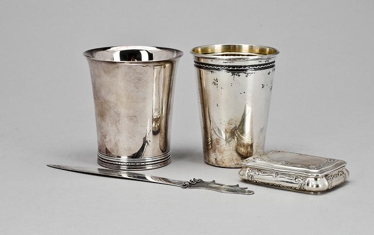 BÄGARE, 2 st, DOSA samt BREVKNIV, silver, bl a Frankrike, GAB Stockholm 1946. Vikt ca 1284 g.