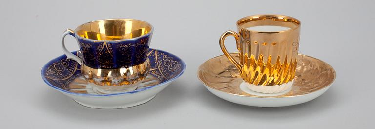 KAFFEKOPPAR med FAT, 2 st, porslin, Kuznetsov, 1900-talets början.