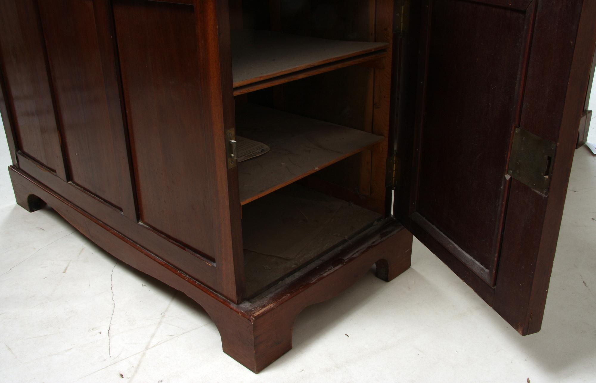 SKRIVBORD, senjugend, 1900-talets första kvartal.