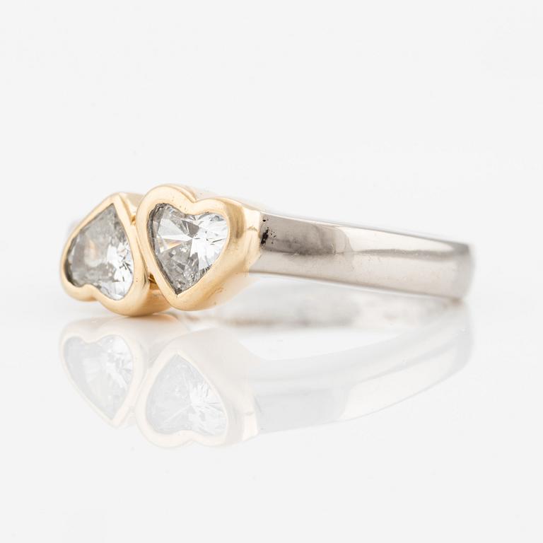 A Gaudy ring in 18K gold with two heart-shaped brilliant-cut diamonds.