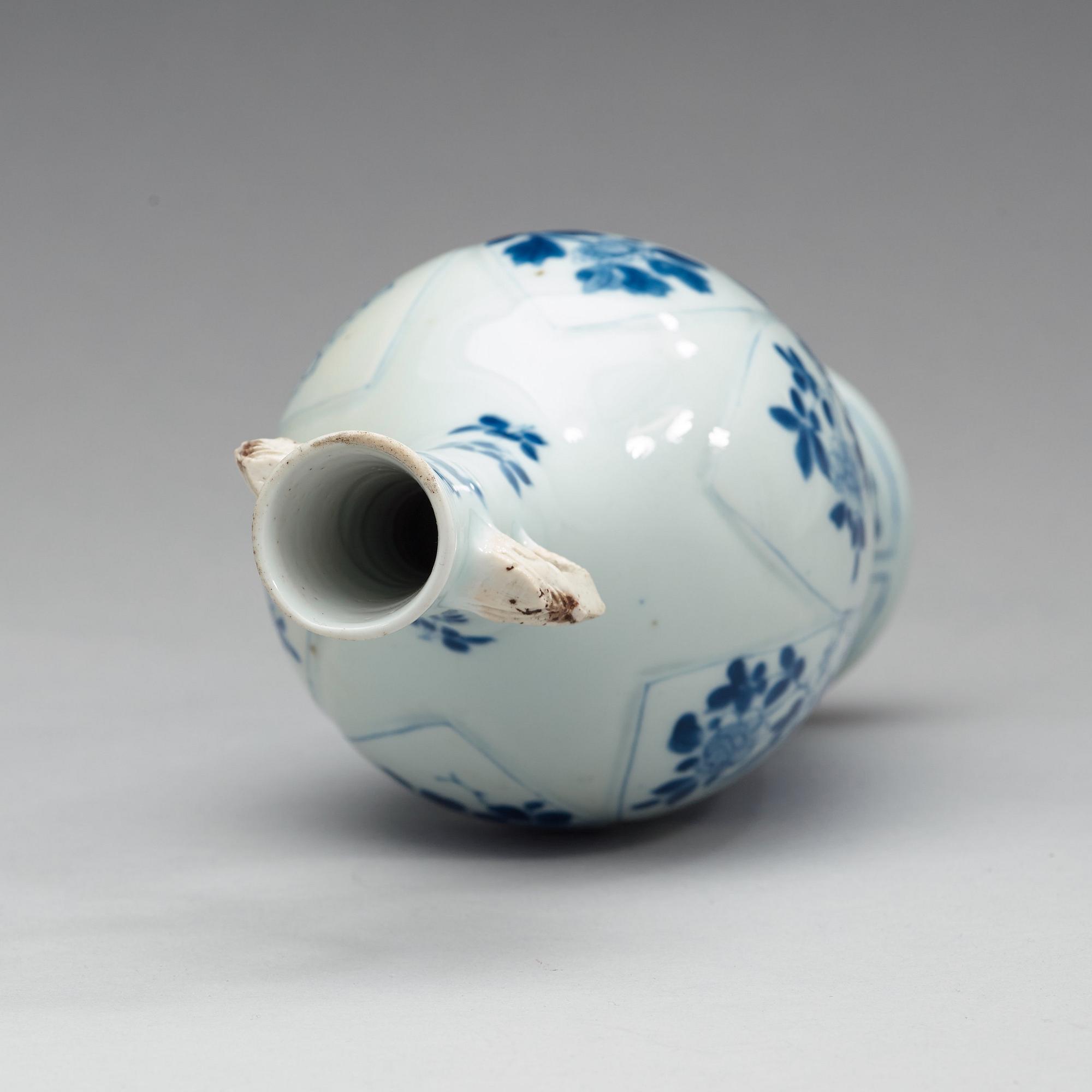 VAS, porslin. Qingdynastin, Kangxi (1662-1722).