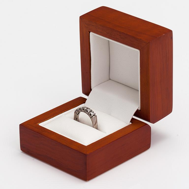 SORMUS, 14K kultaa, timantteja n. 0.50 ct yht. Mallikoru, Helsinki 2006.