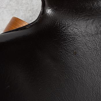 Arne Jacobsen, fåtöljer, ett par, modell 1166, ”Svanen”, Fritz Hansen, Danmark, 1900-talets andra hälft.