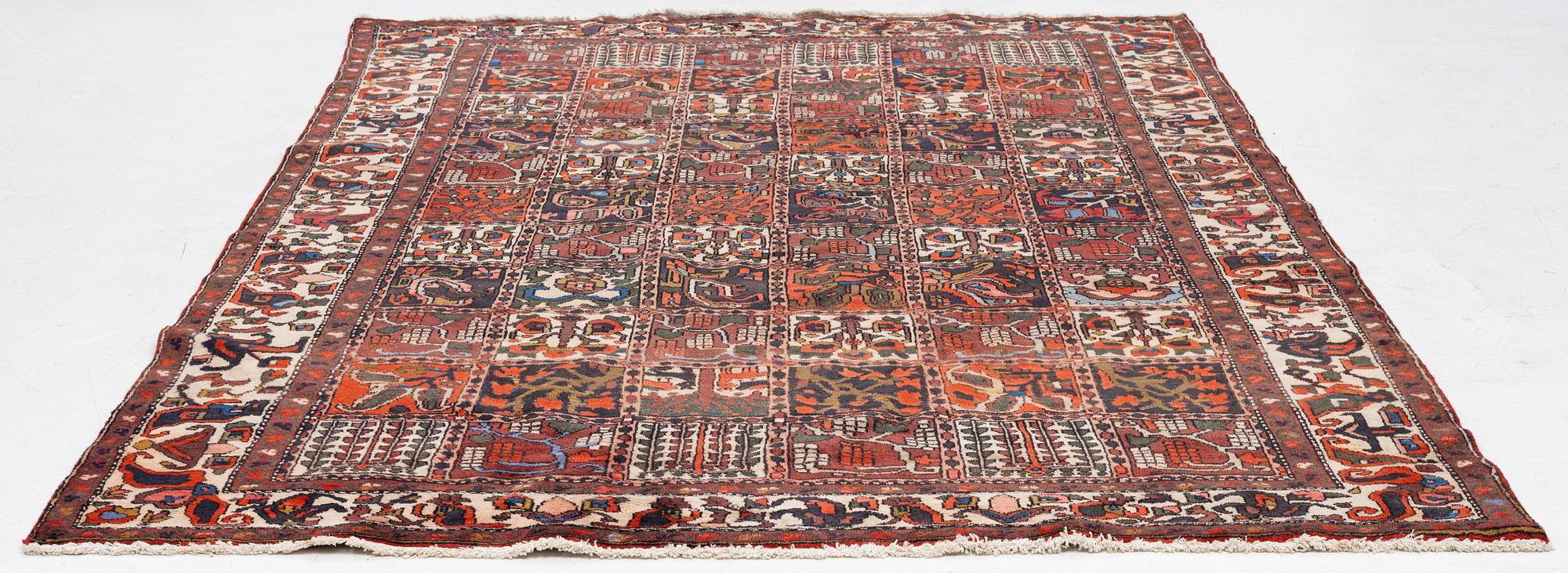 A Bakhtiari carpet a. 290 x 211 cm.