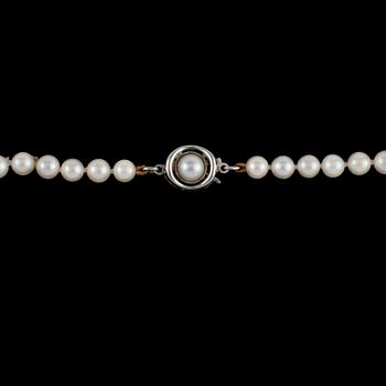 COLLIER, odlade pärlor med lås i sterling silver, utländsk stämpel JKa.