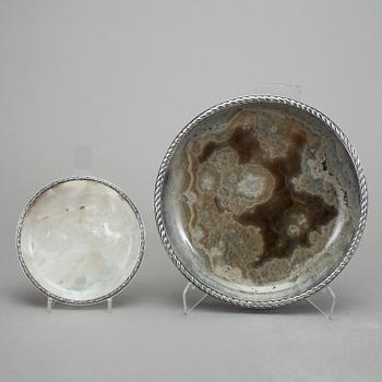 SKÅLFAT 2 st. Silver och agat. W A Bolin, Stockholm 1929 och 1942.