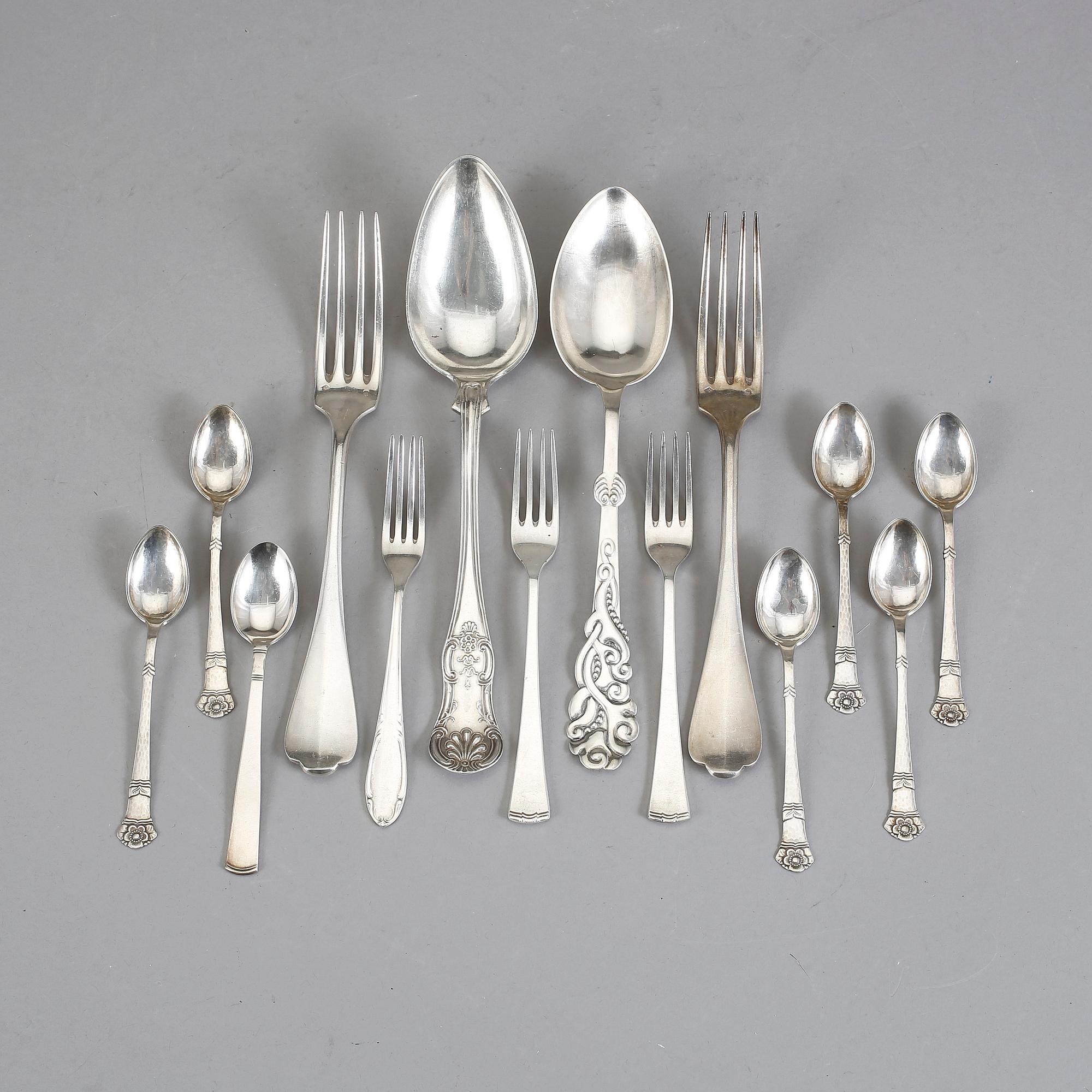 PARTI SILVER, 11 delar, svenska samt danska stämplar, 1900-tal. Vikt ca 400 g.