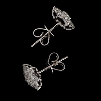 ÖRHÄNGEN, 18k vitguld med totalt 14 briljantslipade diamanter, 1.64 ct. Total vikt 3 g.