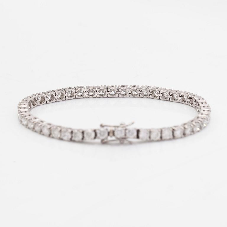 Tennisarmband, 18K vitguld med briljantslipade diamanter tot ca 8.80 ct. Med SJL-intyg.