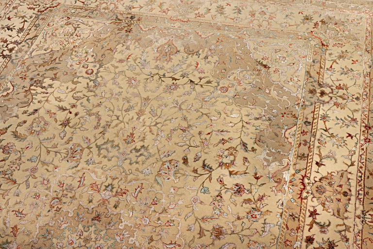 A Tabriz carpet, part silk, c. 311 x 199 cm.