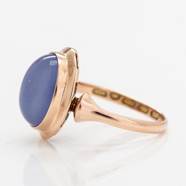 A 14K gold ring with a chalcedony. Korutuote, Helsinki 1957.